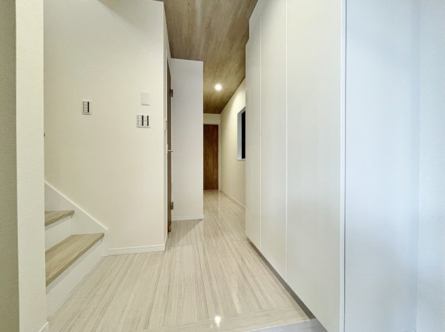 板橋区富士見町 全4棟 2号棟の玄関|1階玄関ホール
ゆとりを設け開放的な空間です