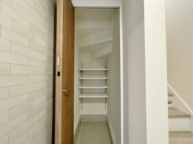 板橋区富士見町 全4棟 2号棟の玄関|靴はもちろんベビーカーやお子さんの遊び道具なども収納いただけます