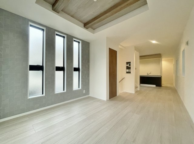 板橋区富士見町 全4棟 2号棟の居間・リビング|LDKは20帖超の開放感溢れる大空間！
ご家族皆様でゆったりとお寛ぎいただけます♪♪