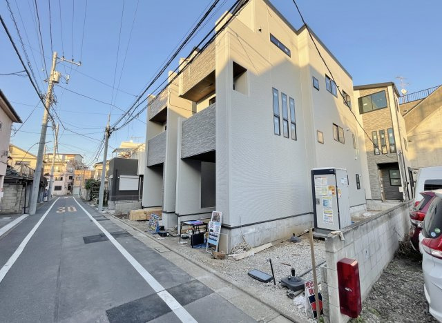 板橋区富士見町 全4棟 2号棟の前面道路含む現地写真|西側約5.0ｍ公道に面する全4棟
広々した前面道路は開放感を与えてくれます