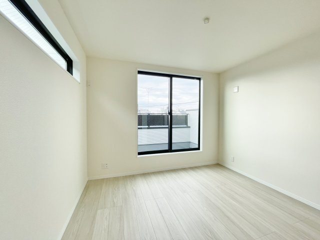 板橋区富士見町 全4棟 2号棟の洋室|3階6.0帖洋室
明るく広々とした居室
バルコニーに面し＋αのゆとりと開放感がございます