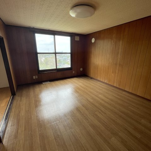 室蘭市舟見町2丁目88-1手前の居間・リビング