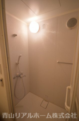 【シャワールーム】 | フェレイラ貸家戸建 | 地下シャワールーム