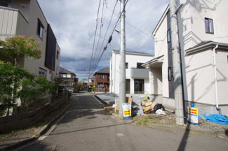 【前面道路含む現地写真】 | 【仲介手数料無料！！】日野市平山５丁目　新築戸建て（全3棟）3号棟　4490万円 | 外構工事中です