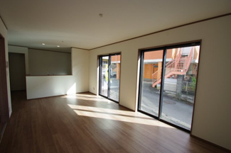 【居間・リビング】 | 【仲介手数料無料！！】日野市平山５丁目　新築戸建て（全3棟）3号棟　4490万円 | LDK16.5帖