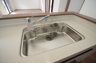 【キッチン】 | 【仲介手数料無料！！】日野市平山５丁目　新築戸建て（全3棟）3号棟　4490万円 | 浄水器付き水栓