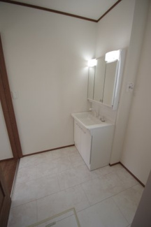 【脱衣所】 | 【仲介手数料無料！！】日野市平山５丁目　新築戸建て（全3棟）3号棟　4490万円 | 洗面所