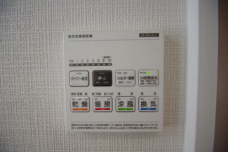 【冷暖房・空調設備】 | 【仲介手数料無料！！】日野市平山５丁目　新築戸建て（全3棟）3号棟　4490万円 | 浴室暖房・乾燥・換気・涼風