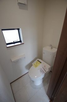 【トイレ】 | 【仲介手数料無料！！】日野市平山５丁目　新築戸建て（全3棟）3号棟　4490万円