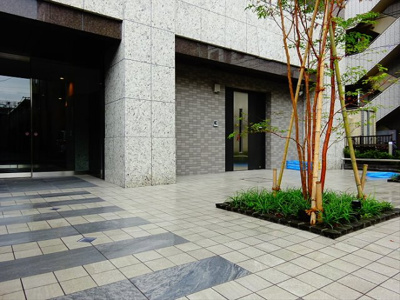 【エントランス】 | XEBEC明大前