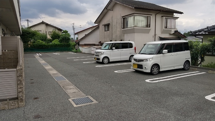 コンフォールの駐車場