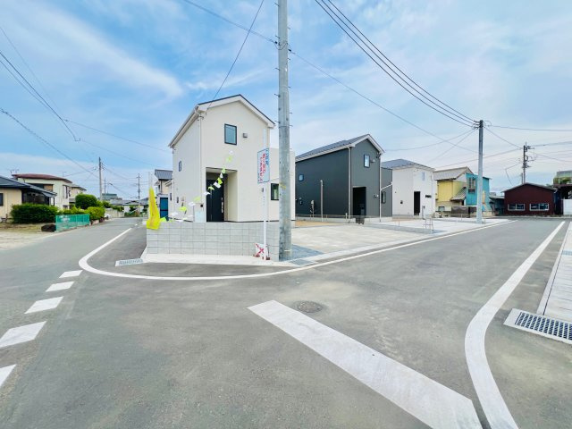 玉村町板井の前面道路含む現地写真|敷地内で駐車が苦手な方にもおススメです◎