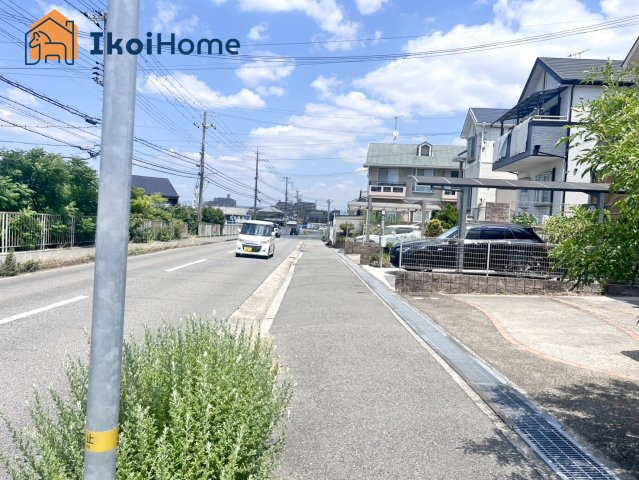 明石市太寺天王町　中古戸建の前面道路含む現地写真|●資料・カタログのご請求無料●人丸小学校までは徒歩15分、大蔵中学校までは徒歩15分。