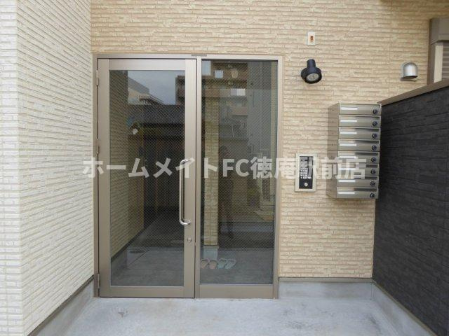 大阪市鶴見区鶴見３丁目のアパートのエントランス