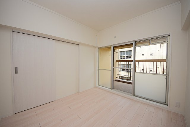 【洋室】 | 塚本北コーポ | バルコニー側洋室／クローゼット有