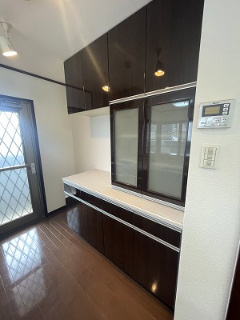 シティライフ水前寺駅前南のキッチン|システムキッチンと同色の造作カップボード