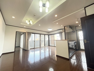 シティライフ水前寺駅前南の居間・リビング|窓面の多く明るいリビング