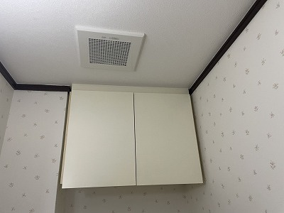 シティライフ水前寺駅前南のトイレ|トイレには吊戸棚もあるので、掃除道具の収納に便利です