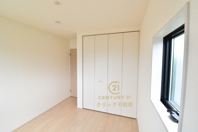 リーブルガーデン  高萩市島名　8期　限定1棟！の洋室|折戸を開くと壁面クローゼット。衣類が横一列に並ぶためひと目で洋服が選びやすい！衣類をたくさんお持ちの方もスッキリ片付きます♪