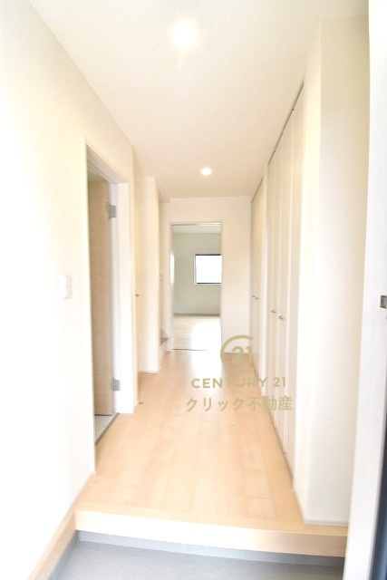 リーブルガーデン  高萩市島名　8期　限定1棟！の玄関|廊下に大容量の収納スペースを設けました。お出掛け前にサッと手に取りたい小物から羽織もの、防災用品までスッキリまとめて置いておけるので、毎日のフットワークを軽くしてくれます。