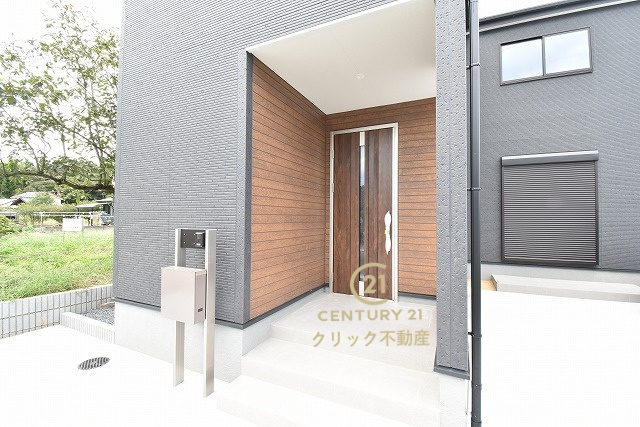 リーブルガーデン  高萩市島名　8期　限定1棟！の玄関|玄関周りも洗練されたデザインです。手前には機能的な郵便受けも設置しております。