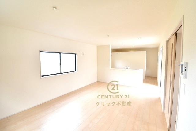 リーブルガーデン  高萩市島名　8期　限定1棟！の居間・リビング|おしゃれな家具やカーテンもより映える明るいリビングです。ソファーを置いてもまだまだ余裕の広さ♪ お好みのインテリアで至福の時間をお楽しみください！