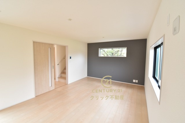 リーブルガーデン  高萩市島名　8期　限定1棟！の居間・リビング|アクセントクロスが効果的、洗練されたLDKです。