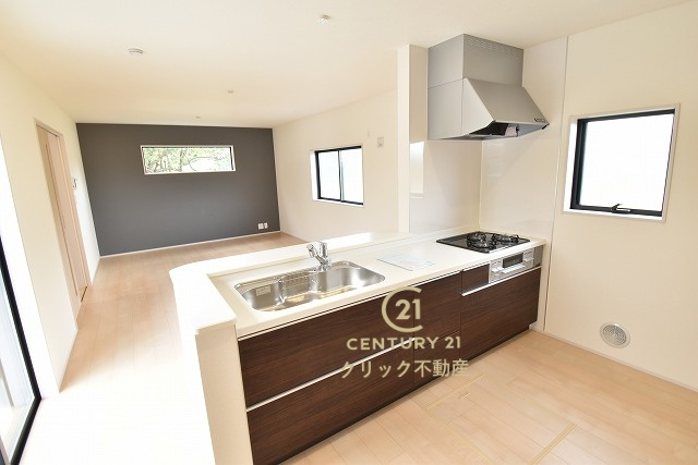 リーブルガーデン  高萩市島名　8期　限定1棟！のキッチン|美しいシステムキッチンです。ワイドなカウンターと高い収納力で、家族で一緒に料理をするにも十分な広さ。お手入れしやすいので清潔を保つことができます。