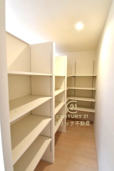 リーブルガーデン  高萩市島名　8期　限定1棟！の収納|キッチン後ろのパントリーが嬉しい！生活感の出やすい消耗品や食材のストックはこちらへどうぞ♪可動棚なので、置きたいものに合わせた使い方ができます。