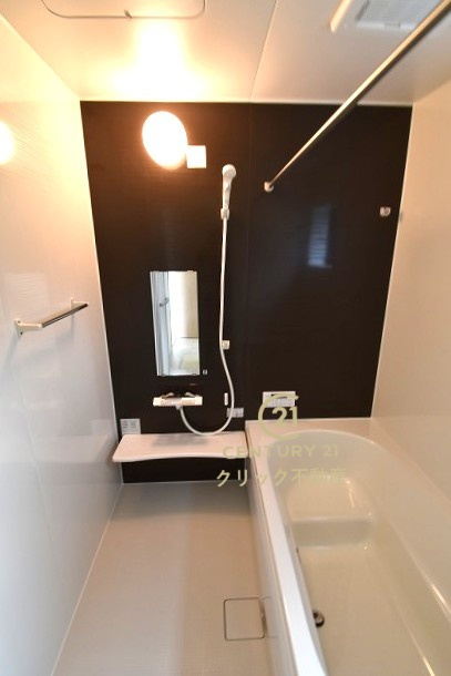 リーブルガーデン  高萩市島名　8期　限定1棟！の浴室|浴槽への出入りが安全な低床タイプのユニットバスです。洗い場は滑りにくい速乾床ですので、お子様やご高齢の方にも安心です。自動お湯張りに追焚機能付きのオートバスです。