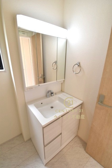 リーブルガーデン  高萩市島名　8期　限定1棟！の独立洗面台|見た目の美しさだけではなく、機能性も追求した使い勝手の良い独立洗面化粧台。
身だしなみチェックや歯磨きなど、朝の慌ただしい時間でも余裕を感じていただけます。