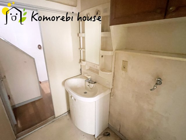 さいたま市見沼区南中丸　中古一戸建ての独立洗面台|朝の支度にも助かる、独立の洗髪洗面化粧台