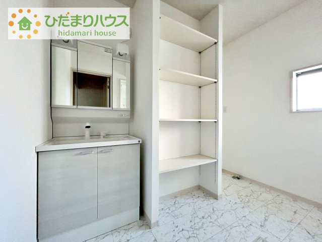 【洗面所】 | クライン龍ケ崎市白羽第1期　新築戸建　2号棟 | 洗面所のリネン庫はタオルや肌着類などの収納に便利です！！