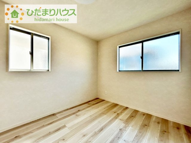 【洋室】 | クライン龍ケ崎市白羽第1期　新築戸建　2号棟 | お掃除しやすく、清潔感を保てるのでダニも発生しにくいフローリング♪