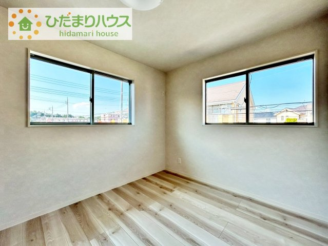 【洋室】 | クライン龍ケ崎市白羽第1期　新築戸建　2号棟 | 窓が多く、明るい空間を演出してくれます(*^^*)