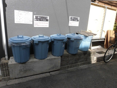 【その他共用部分】 | Bulk court | 敷地内ゴミ置き場です。