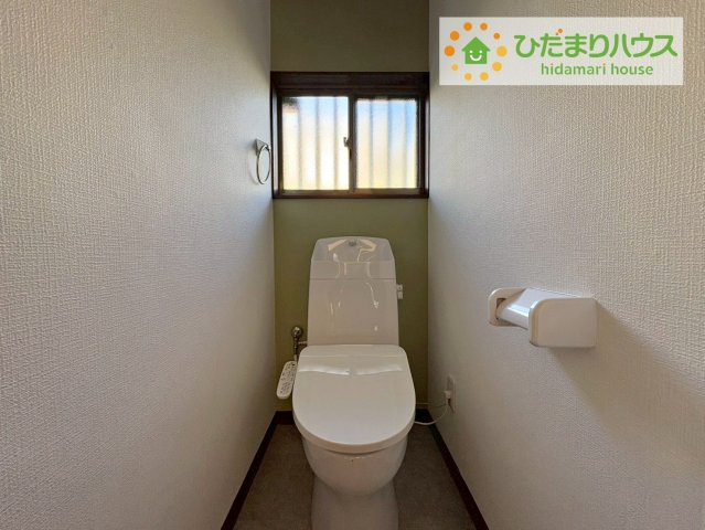 日立市川尻町3丁目　中古戸建のトイレ|小窓が付いているので、トイレも明るい空間になっております♪