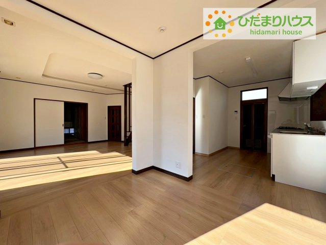 日立市川尻町3丁目　中古戸建の居間・リビング|リビングの窓からはあたたかな日差しが差し込みます(*'▽')