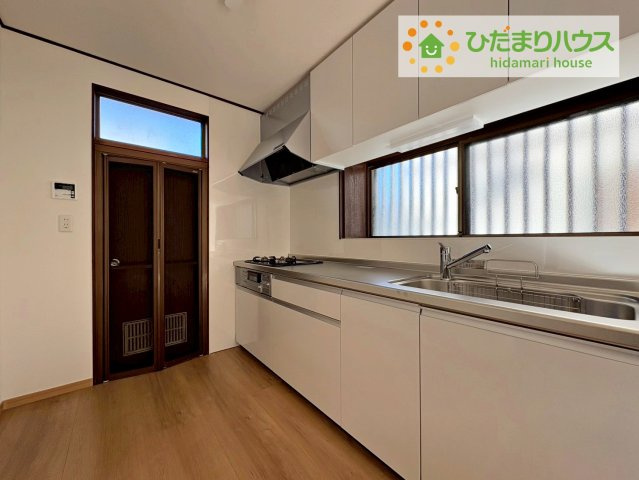 日立市川尻町3丁目　中古戸建のキッチン|"奥様に少しでもゆとりと笑顔を・・・(*^^*)
キッチンから洗面所へのスムーズな動線が、家事の効率をUPしてくれます！"