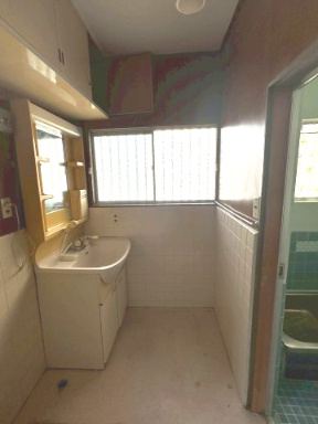 中村４丁目　中古戸建の洗面所|ゆとりある洗面スペースは、脱衣所としても使い勝手が良く、家族の日常をサポートします。自然光が入ることで清潔感が際立ち、毎朝のルーティンを心地よくスタートできる、実用的で安心感のある空間設計です。