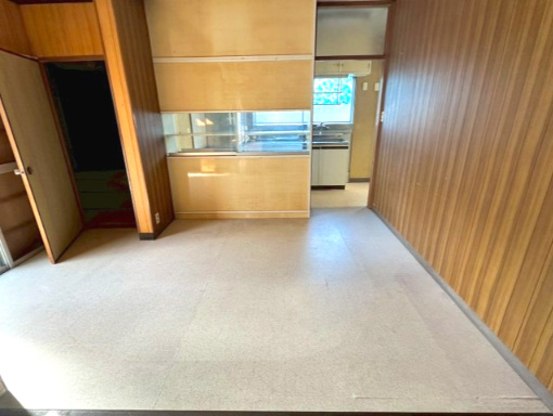 中村４丁目　中古戸建の居間・リビング|開放感のあるリビングスペースは、隣接する和室と合わせることでさらに広い空間として活用できます。静かな住環境を活かして、窓を開けてリラックスすれば、心地よい風と静寂が毎日の暮らしを包み込んでくれます。