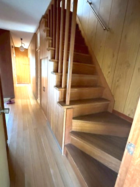 中村４丁目　中古戸建の内装|1階と2階にバランスよく配置された居室は、生活動線を考慮した機能的な造りになっています。平坦な土地に建つため、庭との一体感もあり、室内外を自由に使い分けながらゆとりある生活を叶えられる設計です。