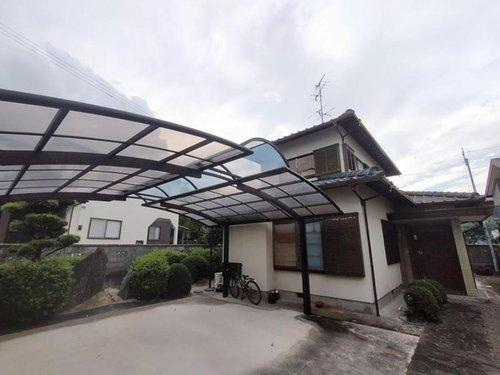 中村４丁目　中古戸建の外観|【外観】2台分の車を収容できるカーポート付き！84坪超の広い敷地があるため圧迫感がなく、道路から少し入った落ち着いた佇まいが、住む人のプライバシーを優しく守ります。