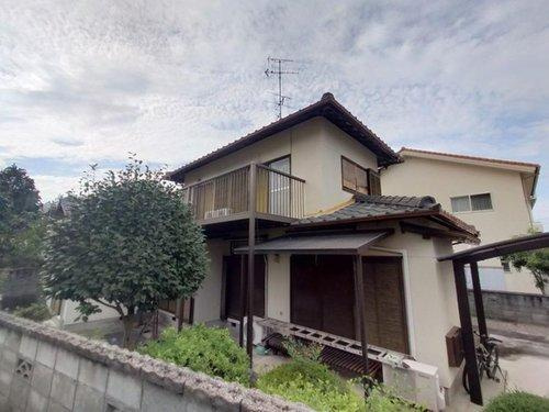 中村４丁目　中古戸建の外観|趣のある中古戸建の外観は、南庭の緑と調和し、どこか懐かしく穏やかな印象を与えます。平坦地であるためアプローチも楽に行え、将来的な外壁のメンテナンスやDIYでのアレンジも楽しみになる、可能性を秘めた姿。