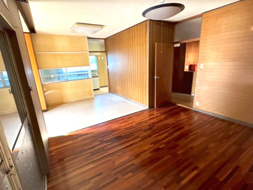 中村４丁目　中古戸建の居間・リビング|家族が集まるリビングは、南庭に面した大きな窓から明るい日差しが差し込みます。広々とした空間にソファやテーブルを配置して、山を望む景色を楽しみながら、穏やかな団らんのひとときを過ごせる大切な場所です。