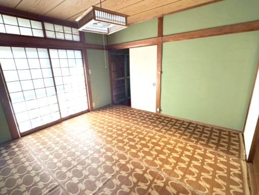 中村４丁目　中古戸建の和室|落ち着いたトーンの居室は、家族のライフステージに合わせて柔軟に使い分けることができます。将来的に部屋を分ける際も、6Kという余裕のある間取りが安心感を与え、長く住み続けられる基盤となってくれます。