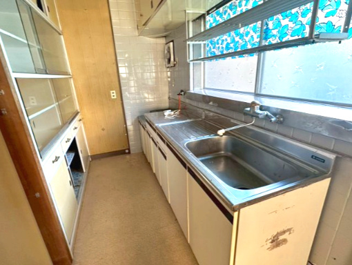 中村４丁目　中古戸建のキッチン|収納を工夫できるキッチン空間で、家族の食事作りを軽やかにサポートします。背面収納を活用して調理器具を整理すれば、すっきりとした空間で毎日の暮らしに寄り添うお料理タイムを過ごせます。