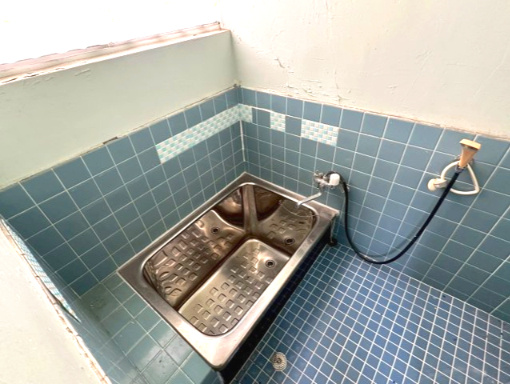 中村４丁目　中古戸建の浴室|落ち着いた雰囲気の浴室で、窓を開ければ心地よい風を感じながら入浴できます。換気がしやすいため、毎日のお手入れも負担が少なく、清潔で心地よい空間を保つことが可能です。家族の心身を癒す大切な場所です。