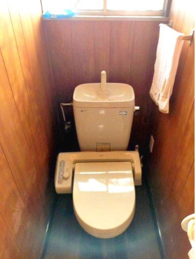 中村４丁目　中古戸建のトイレ|【トイレ】シンプルで使い勝手の良いトイレは、窓からの採光により日中は照明なしでも明るく過ごせます。