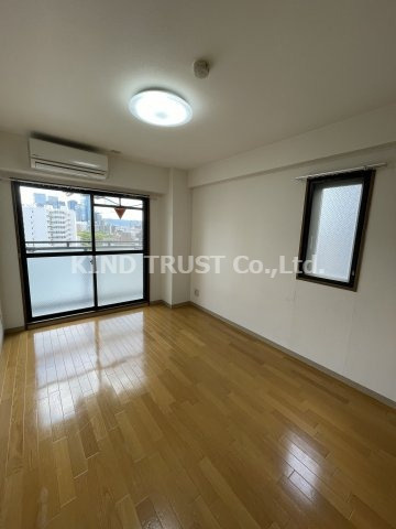 ロイヤル天満橋の居間・リビング